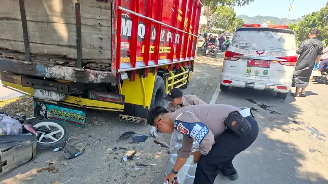 Kecelakaan Maut, Pemotor Tewas Hantam Truk Parkir Kecelakaan Maut, Pemotor Tewas Hantam Truk Parkir
