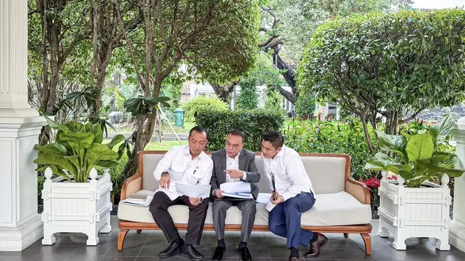 Teddy Ungkap Isi Diskusi dengan Dasco dan Prasetyo di Teras Istana Merdeka Teddy Ungkap Isi Diskusi dengan Dasco dan Prasetyo di Teras Istana Merdeka