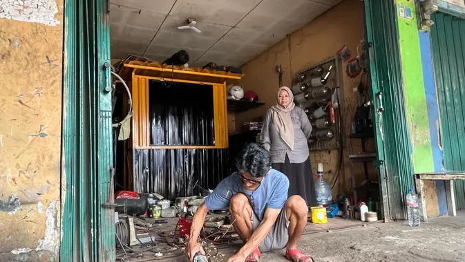 Duka Tak Menghentikan Roda Usaha Bengkel Neneng Duka Tak Menghentikan Roda Usaha Bengkel Neneng