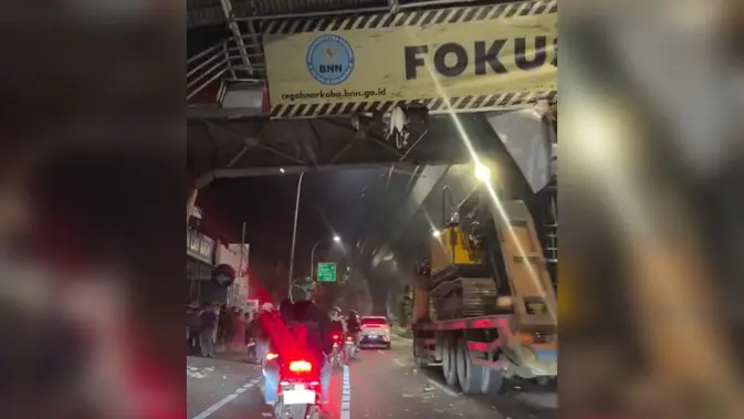 Truk Angkut Alat Berat Tersangkut JPO Tendean, Lalu Lintas Tersendat Truk Angkut Alat Berat Tersangkut JPO Tendean, Lalu Lintas Tersendat