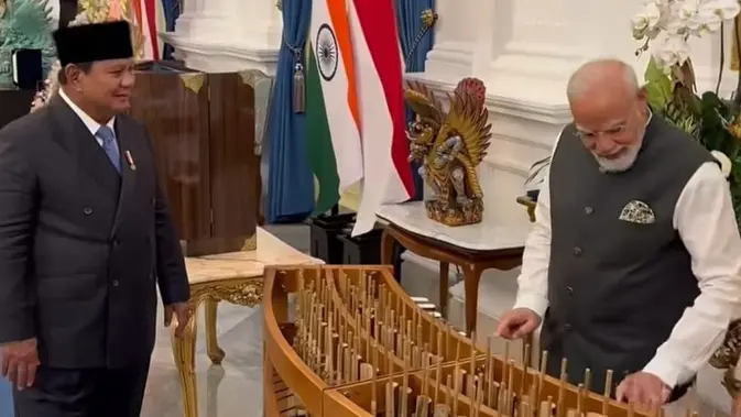 Momen PM Modi Belajar Main Angklung Bersama Prabowo Momen PM Modi Belajar Main Angklung Bersama Prabowo