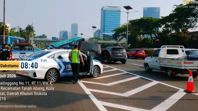 Maung Tabrak Tiang Rambu di Tol Dalam Kota, Dua Korban Luka Maung Tabrak Tiang Rambu di Tol Dalam Kota, Dua Korban Luka