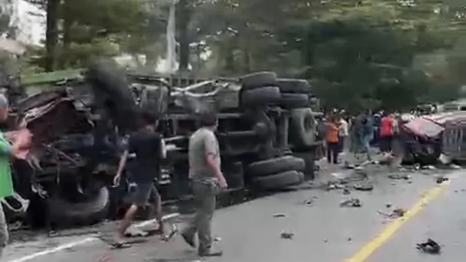 Kecelakaan Maut Sibolangit, Truk Galon Alami Rem Blong Hantam 8 Kendaraan Kecelakaan Maut Sibolangit, Truk Galon Alami Rem Blong Hantam 8 Kendaraan