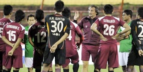 Arema Gunakan Lapangan Karebosi, Petar Segrt Kesal Arema Gunakan Lapangan Karebosi, Petar Segrt Kesal