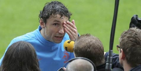 Van Bommel Kecam Ejekan Rasis Pada Skuad Belanda Van Bommel Kecam Ejekan Rasis Pada Skuad Belanda