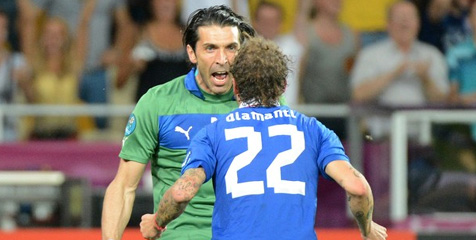 Tak Mau Lihat Penalti, Buffon Nasehati Diamanti Tak Mau Lihat Penalti, Buffon Nasehati Diamanti