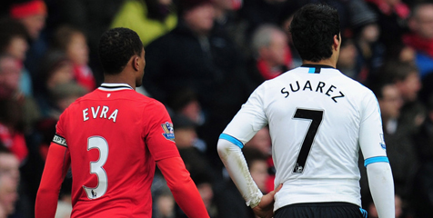 Menanti Jabat Tangan Suarez-Evra di Anfield Menanti Jabat Tangan Suarez-Evra di Anfield