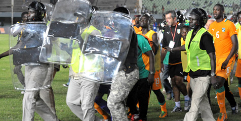 Penonton Rusuh, Laga Senegal vs Pantai Gading Dihentikan Penonton Rusuh, Laga Senegal vs Pantai Gading Dihentikan