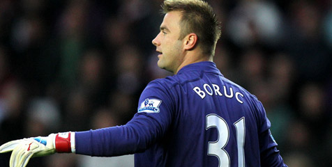 Soton Selidiki Insiden Lemparan Artur Boruc Soton Selidiki Insiden Lemparan Artur Boruc