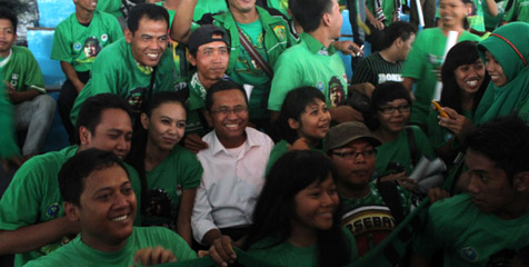Surprise, Dahlan Iskan Muncul di Acara Bonek Surprise, Dahlan Iskan Muncul di Acara Bonek
