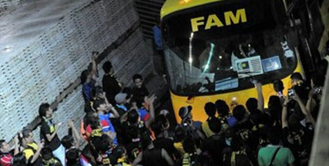 Kesal Malaysia Kalah, Fans Coba Hadang Bus Tim Kesal Malaysia Kalah, Fans Coba Hadang Bus Tim