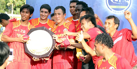 Semen Padang Raih Gelar Community Shield 2013