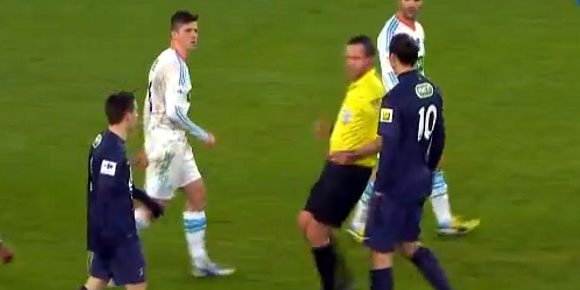 Video: Barton vs Ibra (Hidung Besar vs Gaji) Video: Barton vs Ibra (Hidung Besar vs Gaji)