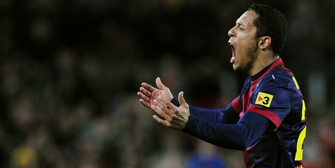 Barca Kehilangan Adriano Lagi Barca Kehilangan Adriano Lagi
