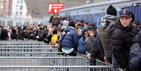 Fans PSG Serbu Tiket Lawan Barcelona Fans PSG Serbu Tiket Lawan Barcelona