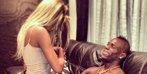 Balotelli dan Kekasih Tampil Mesra di Vanity Fair Balotelli dan Kekasih Tampil Mesra di Vanity Fair