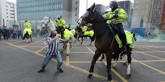 Aksi 'Heroik' Pendukung Newcastle Aksi 'Heroik' Pendukung Newcastle