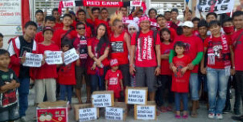 Suporter PSM Keliling Cari Sumbangan Untuk Bayar Gaji Pemain Suporter PSM Keliling Cari Sumbangan Untuk Bayar Gaji Pemain
