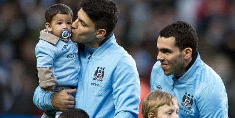 Aguero Desak Tevez Bertahan di City Aguero Desak Tevez Bertahan di City