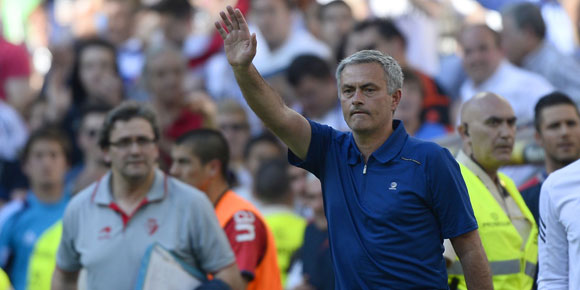 Video: Fotografer Kerumuni Mourinho, Laga Madrid Tertunda Video: Fotografer Kerumuni Mourinho, Laga Madrid Tertunda