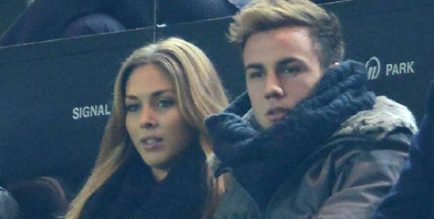 Kekasih Gotze Tampil Seksi Dengan Bikini Kuningnya Kekasih Gotze Tampil Seksi Dengan Bikini Kuningnya