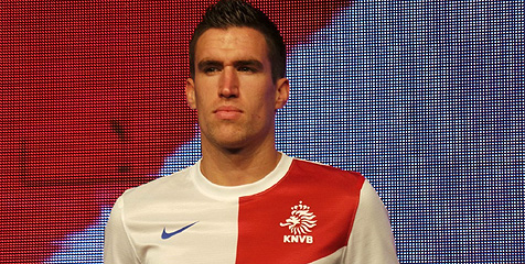 Kevin Strootman Prioritaskan Liga Inggris Kevin Strootman Prioritaskan Liga Inggris