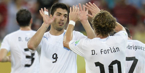 Suarez Bangga Bisa Samai Rekor Gol Forlan Suarez Bangga Bisa Samai Rekor Gol Forlan
