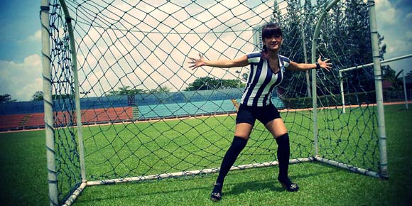 Honey of The Day: Julia Perez, Si Eksotis Pemuja Sepakbola Honey of The Day: Julia Perez, Si Eksotis Pemuja Sepakbola