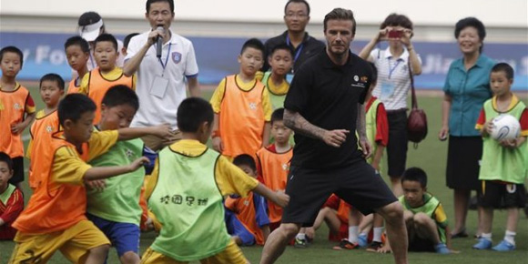 Keisengan Beckham Ketika Bermain Melawan Anak Kecil di China Keisengan Beckham Ketika Bermain Melawan Anak Kecil di China