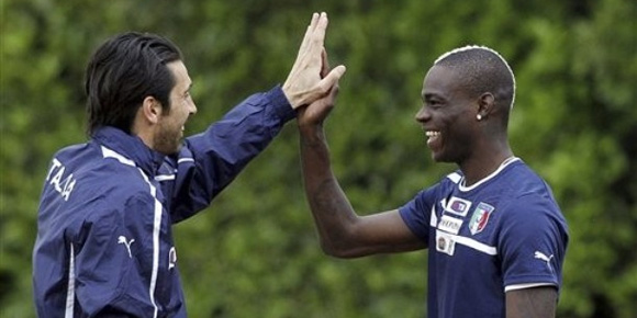 Balotelli One-on-One VS Buffon di Sesi Latihan, Siapa Menang? Balotelli One-on-One VS Buffon di Sesi Latihan, Siapa Menang?