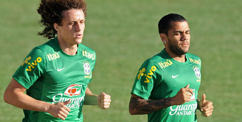 Dani Alves 'Jual' Barca Pada David Luiz Dani Alves 'Jual' Barca Pada David Luiz