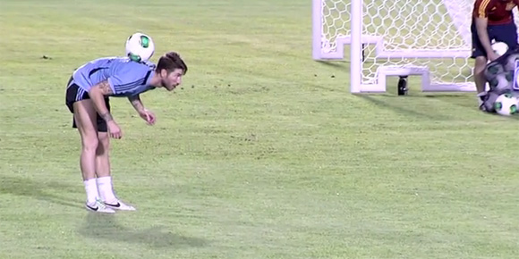 Sergio Ramos Pamer Skill Freestyle di Sesi Latihan Spanyol Sergio Ramos Pamer Skill Freestyle di Sesi Latihan Spanyol