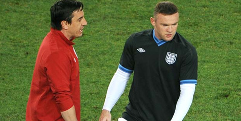 Neville Beri Pertimbangan Bagi Rooney Untuk Bertahan Neville Beri Pertimbangan Bagi Rooney Untuk Bertahan