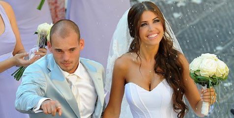 Kemesraan Sneijder dan Sang Istri di Ibiza Kemesraan Sneijder dan Sang Istri di Ibiza