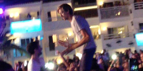 Video: Crouch Menari Robot di Ibiza