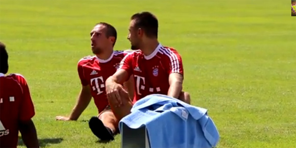 Ribery dan Contento Kerjai Staff Bayern di Sesi Latihan Ribery dan Contento Kerjai Staff Bayern di Sesi Latihan