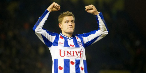 AC Milan Pantau Striker Islandia