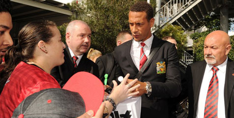 Tiba di Sydney, United Disambut Fans