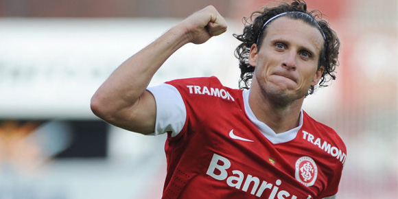 Video: Forlan Cetak Gol Langsung Dari Corner kick