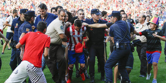Perkenalan, David Villa Dirubung Pendukung Atletico Madrid Perkenalan, David Villa Dirubung Pendukung Atletico Madrid