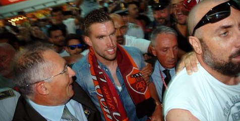 Strootman ke Roma Karena Van Bommel