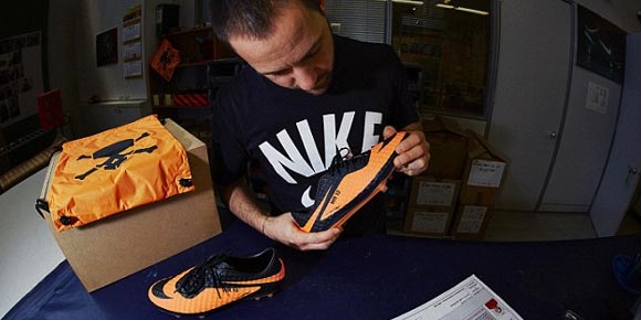 Proses Pembuatan Sepatu Hypervenom Untuk Pemain Top Proses Pembuatan Sepatu Hypervenom Untuk Pemain Top