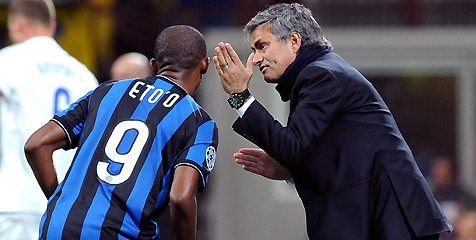 Jika Rooney Gagal, Mou Inginkan Eto'o di Chelsea? Jika Rooney Gagal, Mou Inginkan Eto'o di Chelsea?
