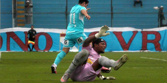 Coba Ulur Waktu, Kiper Ini Malah Lakukan Blunder Fatal Coba Ulur Waktu, Kiper Ini Malah Lakukan Blunder Fatal