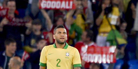 Review: Dani Alves 'Taklukkan' Brasil Review: Dani Alves 'Taklukkan' Brasil