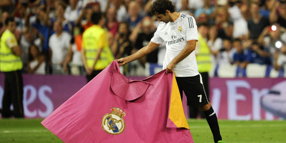 Aksi Raul Jadi Matador di Santiago Bernabeu