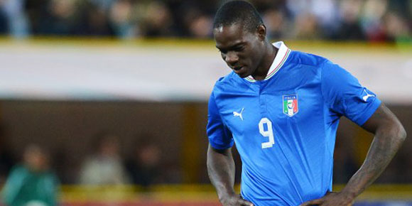 Ulah Iseng Balotelli Terhadap Poli di Sesi Latihan Milan Ulah Iseng Balotelli Terhadap Poli di Sesi Latihan Milan