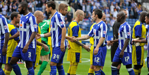 Lupa Bawa Kostum, Millwall Kenakan Jersey Sang Musuh Lupa Bawa Kostum, Millwall Kenakan Jersey Sang Musuh