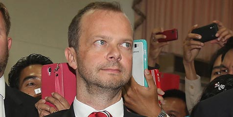 Transfer United Berantakan, Fans 'Hajar' Ed Woodward