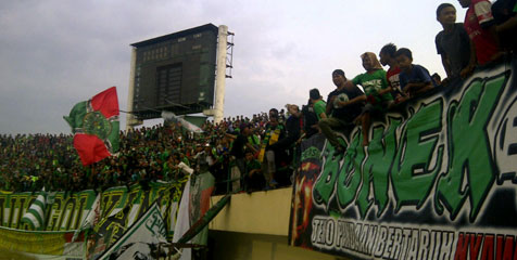 Persebaya Lolos ISL, Bonekmania Berpesta di Manahan Persebaya Lolos ISL, Bonekmania Berpesta di Manahan